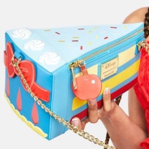 BNWT!✨EXCLUSIVE✨ Loungefly Disney Snow White Cake Crossbody Bag 🍰🤍